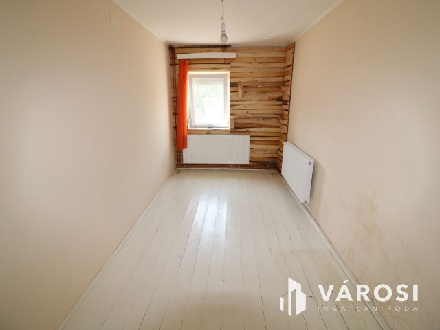 Rendezett családi ház nagy terasszal.