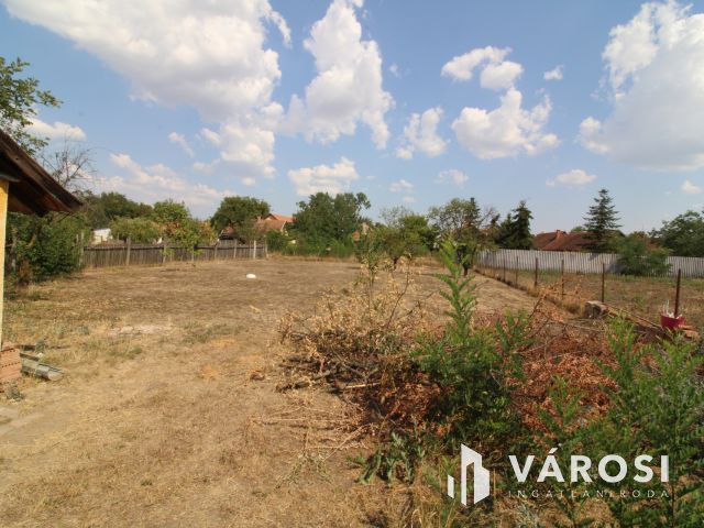 Rendezett családi ház nagy terasszal.