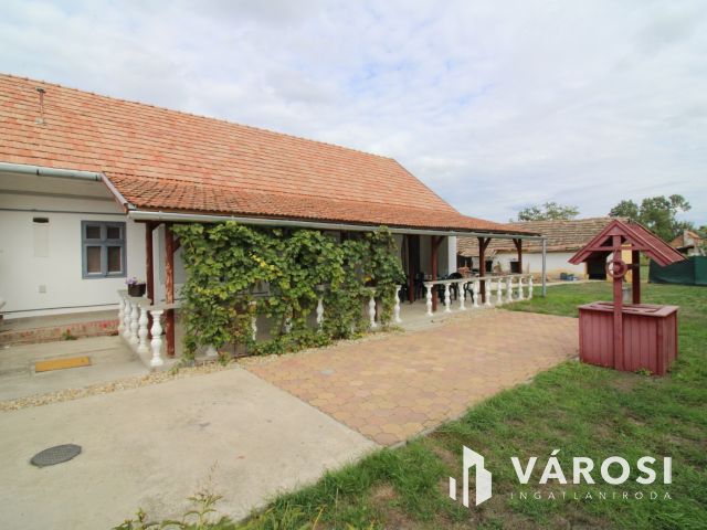 Rendezett családi ház nagy terasszal.