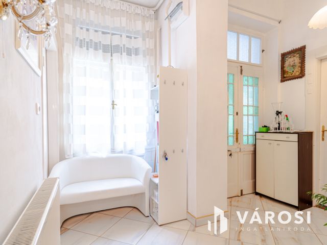 Polgári elegancia, modern kényelem – 1 perc az Anna-kúttól