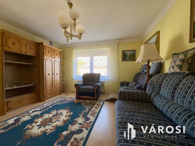 Bárna csendes utcájában jó állapotú családi ház eladó!