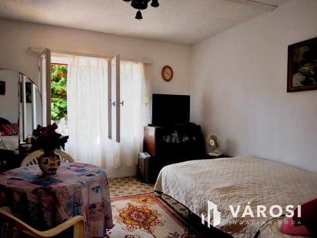 Hétvégi ház nagy kerttel Sziksóstón