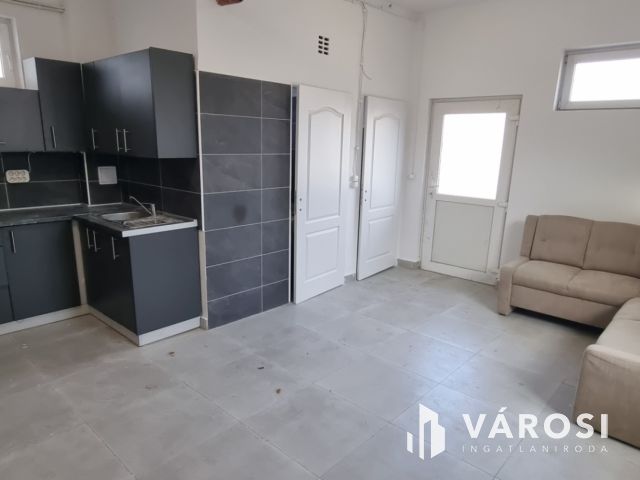 Kiadó kis épület az Ipari Parkban!