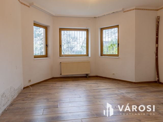 Budaörsön, sorházas beépítésű utcában, lakás eladó