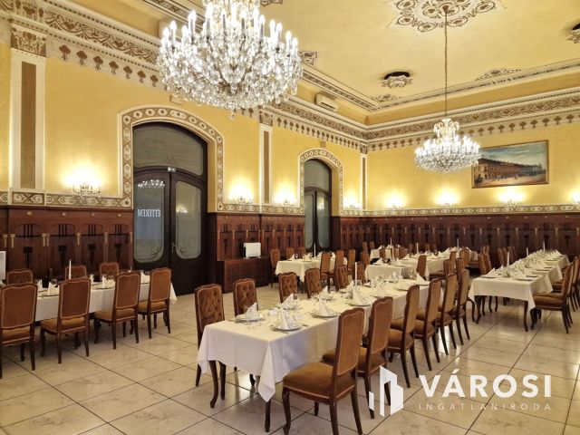 Kétszintes szállodai komplexum Békéscsaba szívében