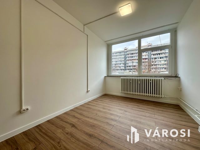 Belvárosi irodaházban felújított irodák kiadók!