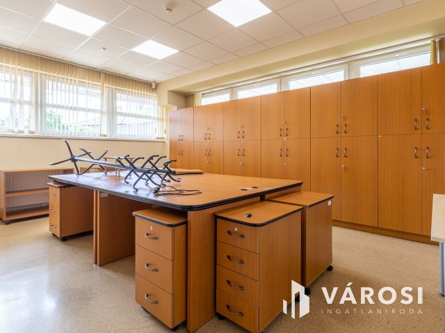 Zuglóban, M3 bevezetőnél, eladó II. emeleti irodaszint