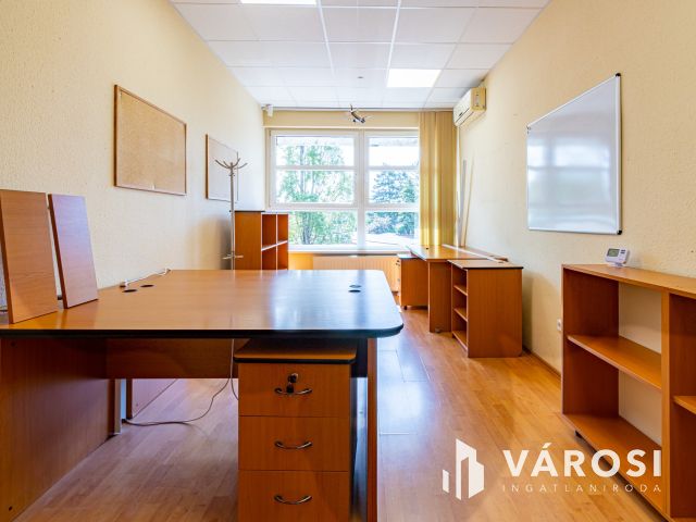Zuglóban, M3 bevezetőnél, eladó II. emeleti irodaszint