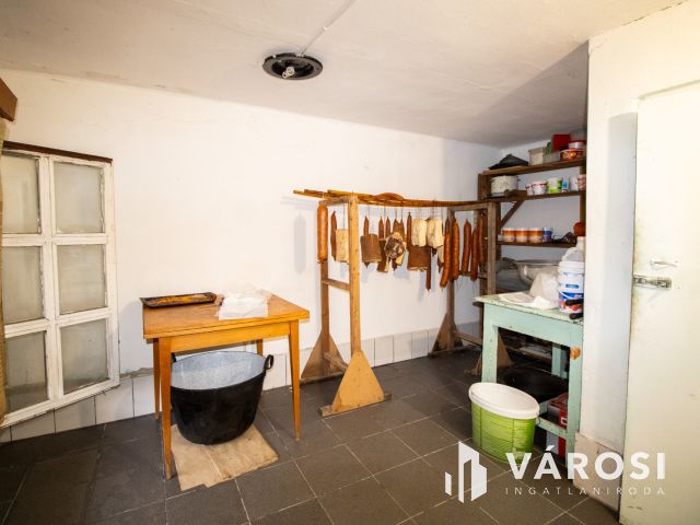 Főút menti birtok állattartásra, 10 hektár földdel