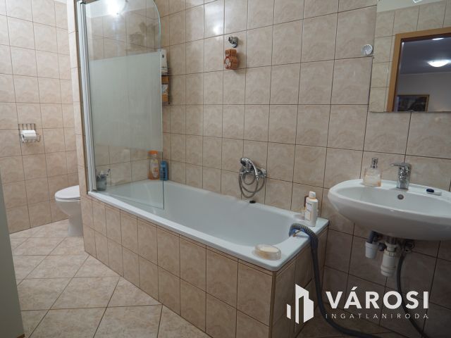 Zárt udvaros társasházban, földszinti szép lakás