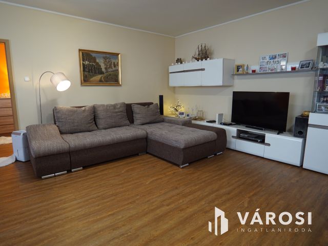 Zárt udvaros társasházban, földszinti szép lakás