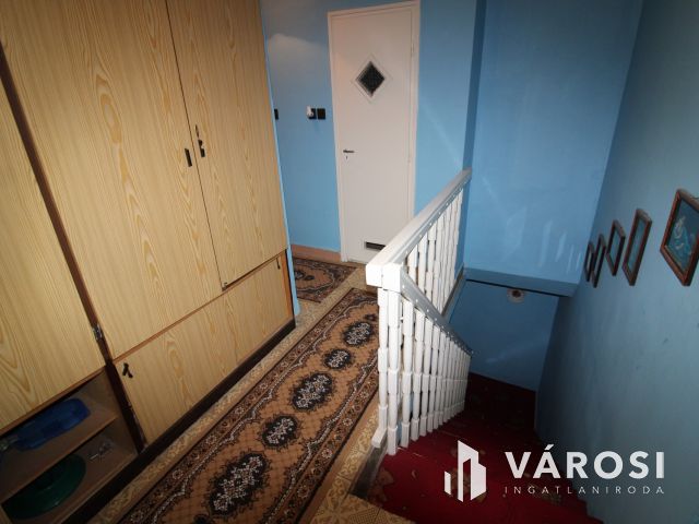 Kétszintes tégla ház, garázzsal.