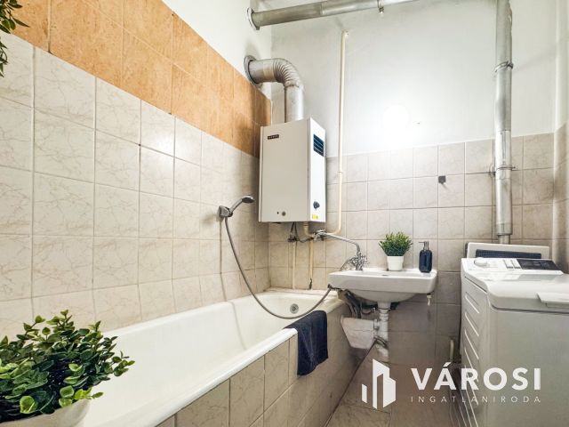 Tökéletes adottságok: első emeleti, 3 szobás, erkélyes