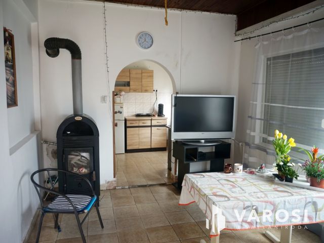 Eladó házikó kertvárosi övezetben