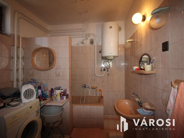 Vásárhelyen, Újvároson 6 szobás családház ajánlat.