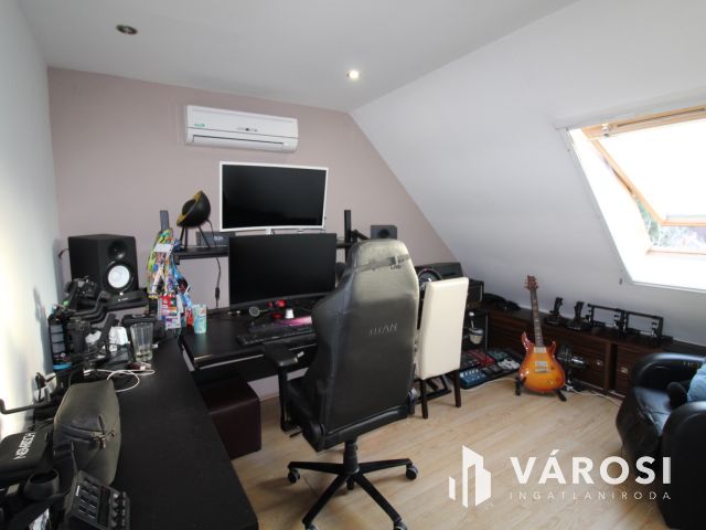 Újszerű, belső kétszintes modern lakás eladó Deszken