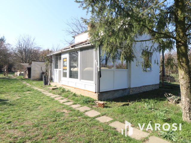 Deszki téliesített, lakható zártkert eladó.