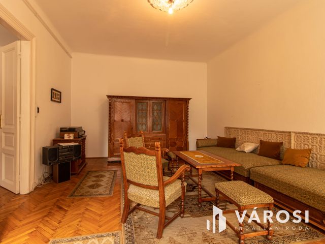 Világos erkélyes polgári lakás a VII. kerületben