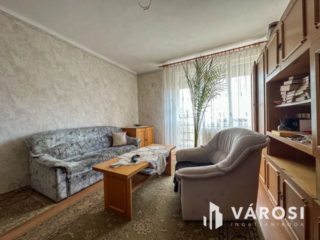 Pécskő úton 1+2 félszobás, erkélyes lakás eladó!