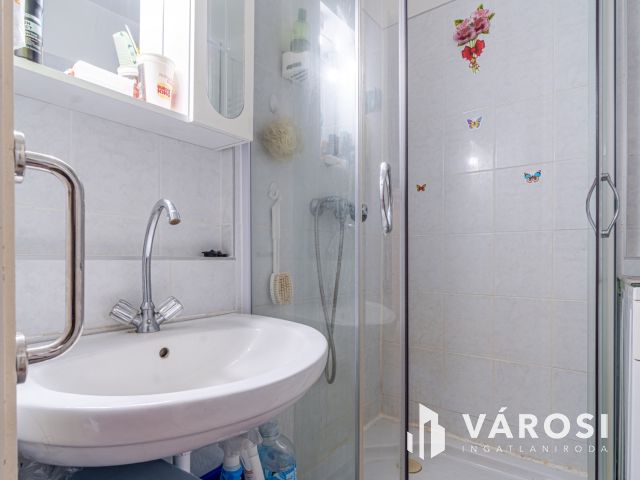 Három szoba erkéllyel napfénnyel