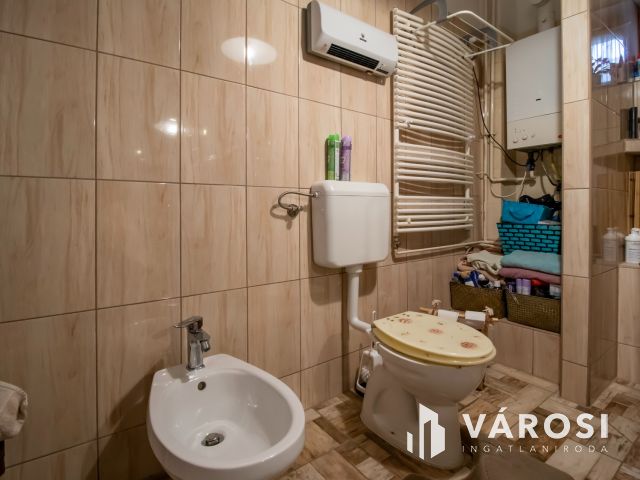 Két lakrészes 5 szobás házrész, saját kertrésszel