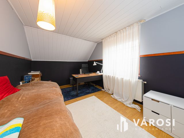 Napelemes szigetelt családi ház, kertvárosi részen