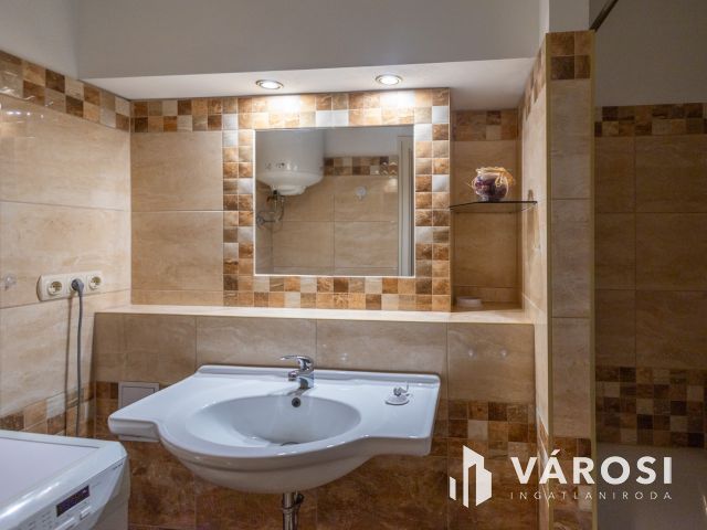 Belvárosi lakás, felújítva – csak költözni kell!