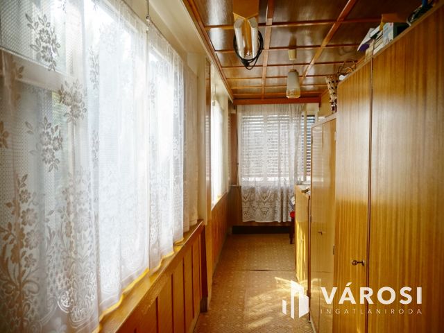 Jó állapotú, retró stílusú családi ház borospincével!