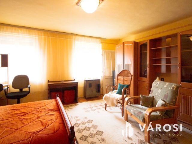 Közkedvelt utcában lépcsőmentes családi ház eladó!