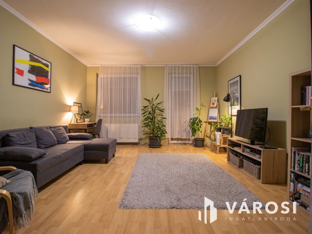 Bútorozatlan lakás garázzsal a Nádas utcában!