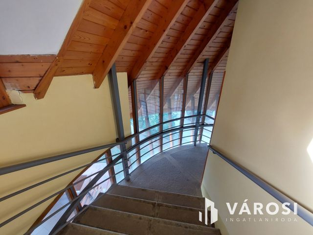 Kiadó 4.emeleti, modern, liftes lakás