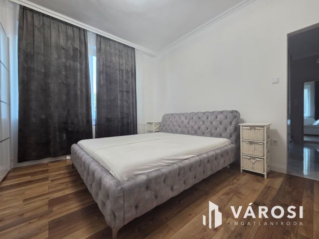 170 m²-es városi villa saját parkkal – a Károlyi telepen