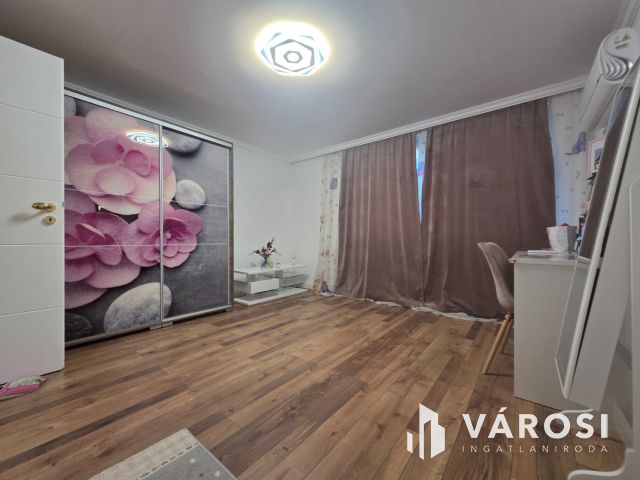 170 m²-es városi villa saját parkkal – a Károlyi telepen