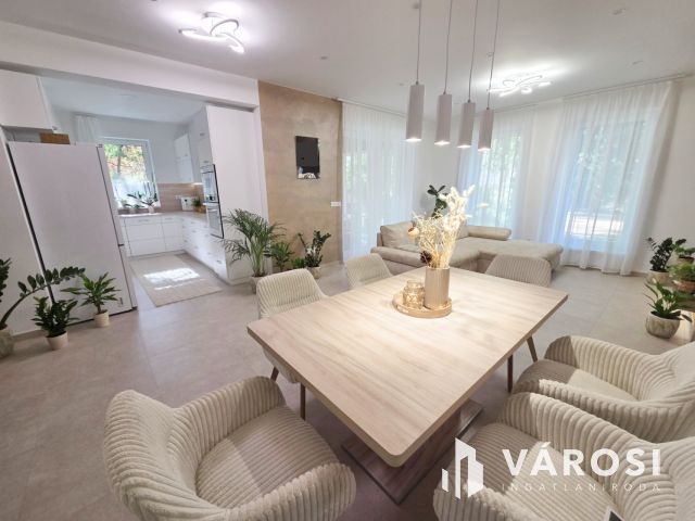 Újépítésű álomház az erdő szélén